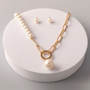 WOMEN'S PEARL EARRINGS & NECKLACE SET
